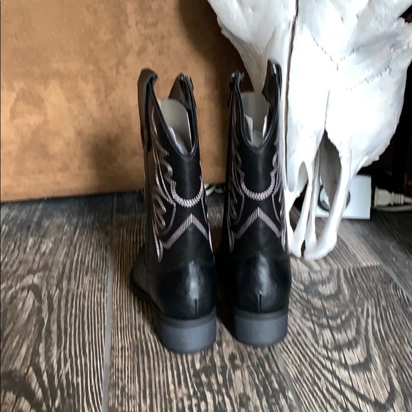 frye & co Kids Shoes - Assorted Sizes - Picture 4 of 8